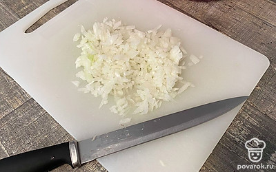 Лук очистите от шелухи и мелко нарежьте.