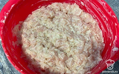 Все тщательно перемешайте. Получится густая масса. Накройте чашу пищевой пленкой и поставьте на 30 минут в холодильник.