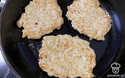 Разогрейте сковороду на среднем огне. Сформируйте котлеты с помощью столовой ложки, обжарьте на небольшом количестве растительного масла. Жарьте по 3-4 минуты с каждой стороны до появления румяной корочки.