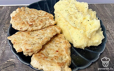 Подавайте чесночные котлеты с картофельным пюре, присыпав блюдо черным молотым перцем для большей остроты. Такие котлетки хорошо сочетаются с различными гарнирами и овощами.