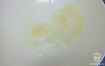 Измельчите чеснок и лук.