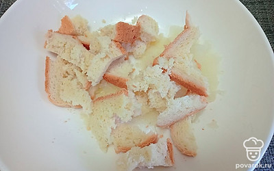 Добавьте раскрошенный белый хлеб.