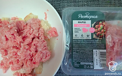 Выложите свиной фарш.