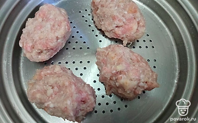 Сформируйте 4 котлеты. Выложите в смазанную растительным маслом чашу пароварки.
