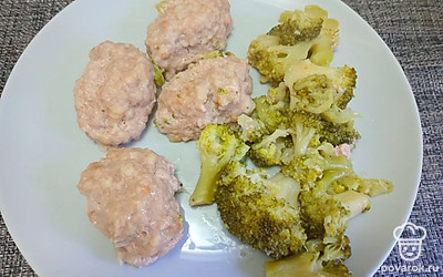 Готовьте на пару 30 минут. Переложите на тарелку.