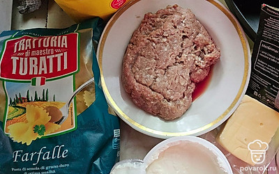 Подготовьте все необходимые ингредиенты. Разогрейте сковороду с небольшим количеством масла. 