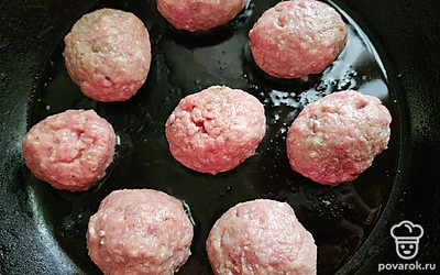 Фарш посолите и поперчите по вкусу. Сформируйте котлеты и обжарьте с двух сторон на среднем огне. 