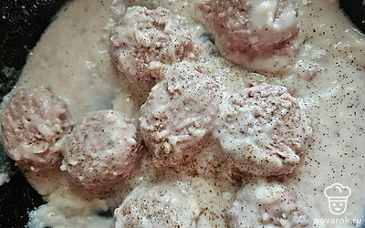 Добавьте муку и сметану. Посолите и поперчите по вкусу, аккуратно перемешайте.