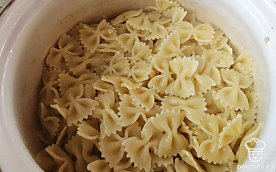 Вскипятите воду, посолите. Отварите макароны согласно инструкции.