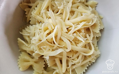 Выложите макароны в тарелку для подачи. Посыпьте сыром, полейте соусом. Выложите котлеты. 