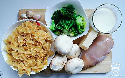 Подготовьте требуемые для фондю с макаронами продукты. Куриное филе промойте водой, грибы очистите от кожицы, чеснок очистите от шелухи.