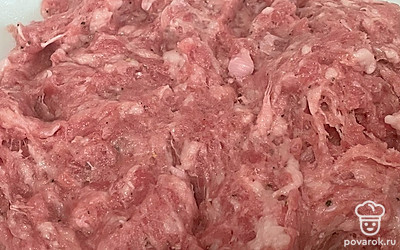 Фарш приправите солью, черным молотым перцем и паприкой.