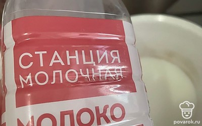 В теплом молоке замочите кусочек хлеба. Хлеб добавьте к фаршу и перемешайте до однородности.