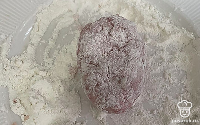 Слепите из массы котлеты, обваляйте в муке.