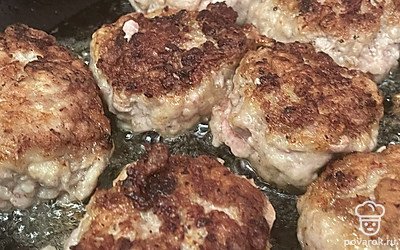 Налейте в сковороду масло, обжарьте котлеты на сильном огне до корочки. Огонь уменьшите, доведите блюдо до готовности под крышкой.