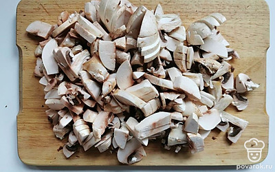 Очищенные грибы нарежьте небольшими кусочками одинакового размера и отложите в сторону до их использования в приготовлении блюда.