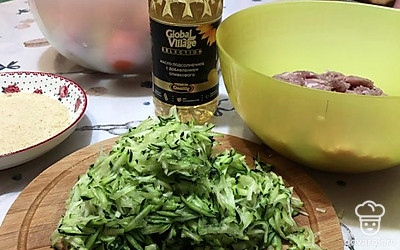 Фарш переложите в глубокую миску. Измельчите цукини на крупной терке.