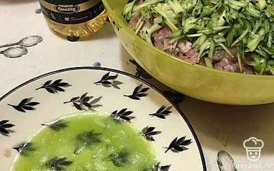 Отожмите лишнюю жидкость с натертого кабачка. Добавьте его к фаршу.