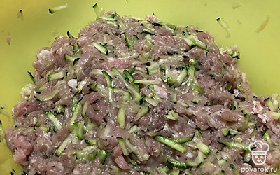 Тщательно перемешайте фарш, чтобы кабачок хорошо распределился.