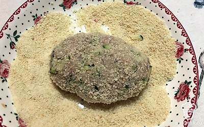 Слепите плотные котлеты. Обваляйте их в панировочных сухарях или в муке.