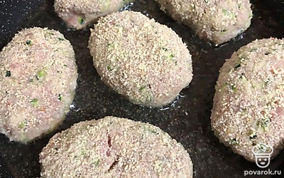 На сковороду влейте растительное масло. Нагрейте на среднем огне. Выложите котлеты и обжарьте с одной стороны.