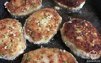 Переверните. Жарьте еще минуты 2-3. Затем уменьшите огонь и накройте сковороду крышкой. Котлеты должны пропариться и прожариться.