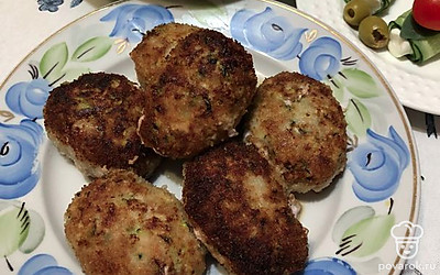 Готовые котлеты выложите на больше плоское блюдо.