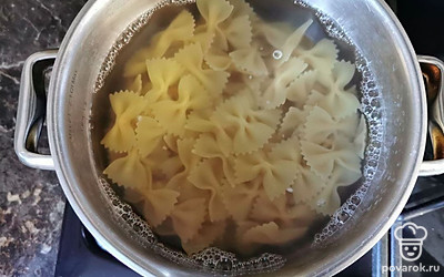 Возьмите кастрюлю, влейте в нее воду, добавьте соль и отправьте на плиту. Доведите воду до кипения, высыпьте в нее макароны и варите их согласно инструкции на упаковке до состояния al dente.