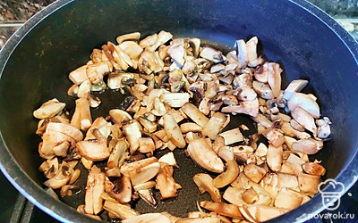 Пока варятся макароны, разогрейте в сковороде масло, выложите в нее измельченные грибы и обжаривайте их до румяности и испарения всей жидкости.