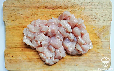 Пока грибы жарятся, вымытое куриное филе нарежьте небольшими кубиками одинакового размера.