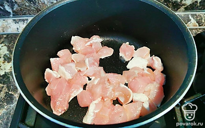 Отправьте измельченное куриное мясо в сковороду с небольшим количеством масла обжариваться до белого цвета.