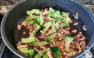 По мере готовности грибов добавьте к ним разобранные соцветия брокколи, перемешайте ингредиенты и продолжайте обжаривать овощи примерно 3 минуты.