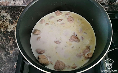 К слегка обжаренному куриному мясу влейте сливки и тушите массу на медленном огне примерно 4 минуты.
