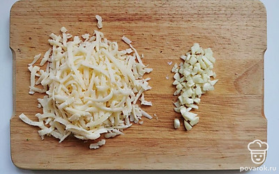 Пока готовятся овощи и курица, возьмите сыр и натрите его на крупной терке.