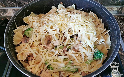 Присоедините к массе в сковороде отваренные макароны, тертый сыр и быстро перемешайте блюдо, подавая к столу в горячем виде.