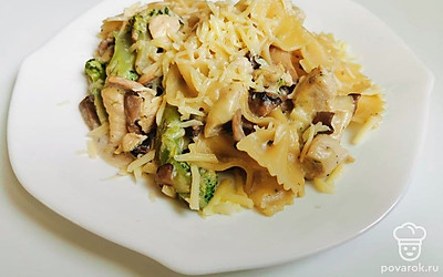 Ароматное фондю с макаронами и сочными грибами по-домашнему выложите в порционные тарелки и подавайте в горячем виде в качестве самостоятельного блюда.