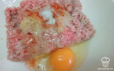 Вбейте яйцо.