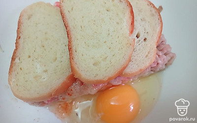 Добавьте белый хлеб.