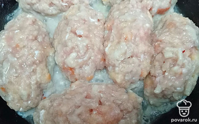 Сформируйте котлеты и выложите на сковороду с раскаленным растительным маслом.