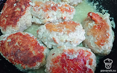 Обжарьте котлеты под крышкой на небольшом огне с двух сторон по 10 минут.