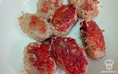 Выложите котлеты на тарелку.