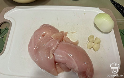 Лук и чеснок очищаем, куриную грудку промываем. Нарезаем на небольшие кусочки. Пробиваем в блендере до однородной массы.