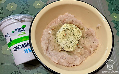 К фаршу добавляем соль и сметану. Я выбрала сметану 15% жирности. Она добавит нежности и сочности.