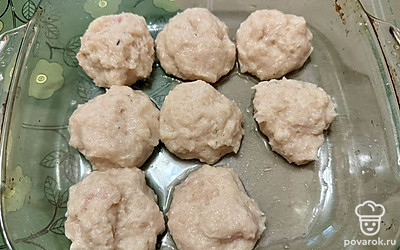 Перемешиваем фарш и влажными руками формируем колобки. Выкладываем в форму, накрываем фольгой. Ставим в нагретую духовку и запекаем минут 30.