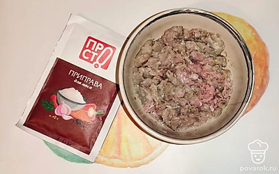 Свинину и репчатый лук пропустите через мясорубку.