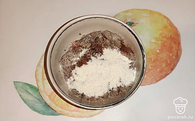 В фарш добавьте манную крупу. Перемешайте.