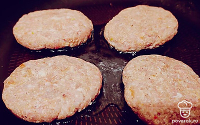 Сформируйте котлеты и выложите на горячую сковороду добавлением растительного масла. Обжаривайте с двух сторон на среднем огне до готовности. Приятного аппетита! 