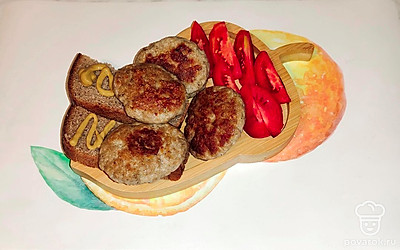 Котлеты можно подавать на ржаном хлебе со свежими помидорами.