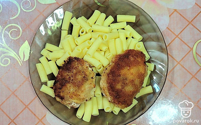 Макаронные трубочки с котлетами в панировочных сухарях — Рецепт с фото