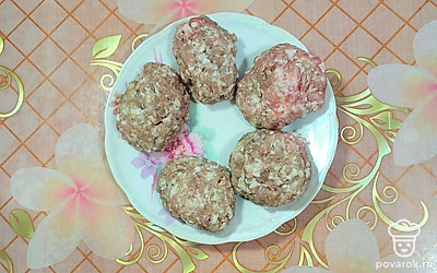 Из фарша сформировать котлеты, немного приплюснуть их.